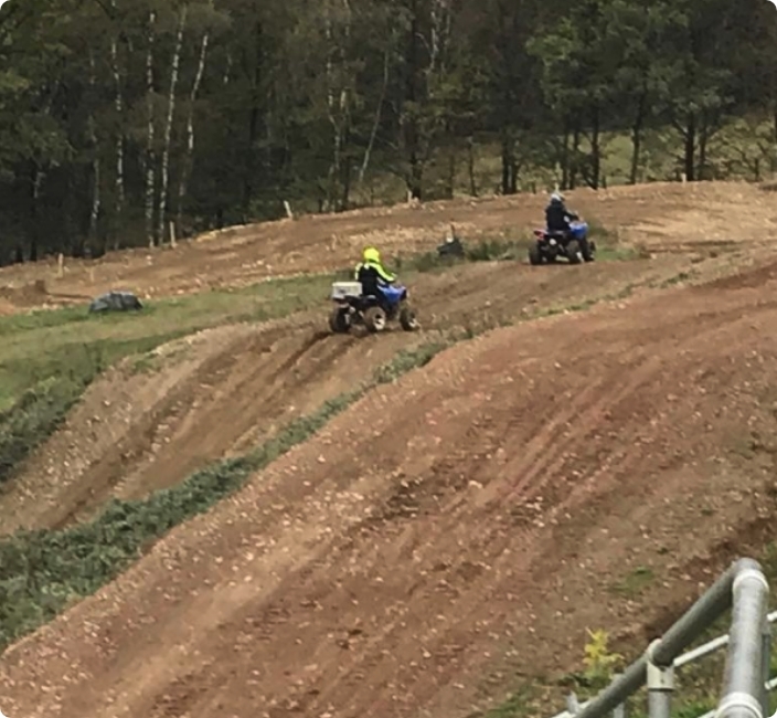 Quads auf einer Crossstrecke