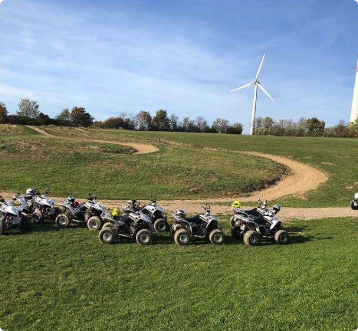 Quads auf einer Wiese