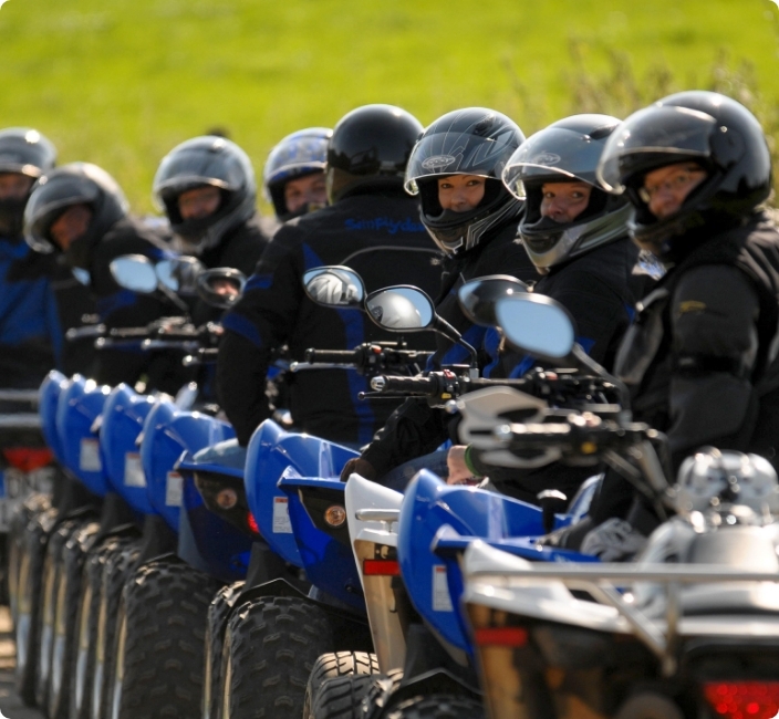Gruppe auf Quads schaut nach hinten