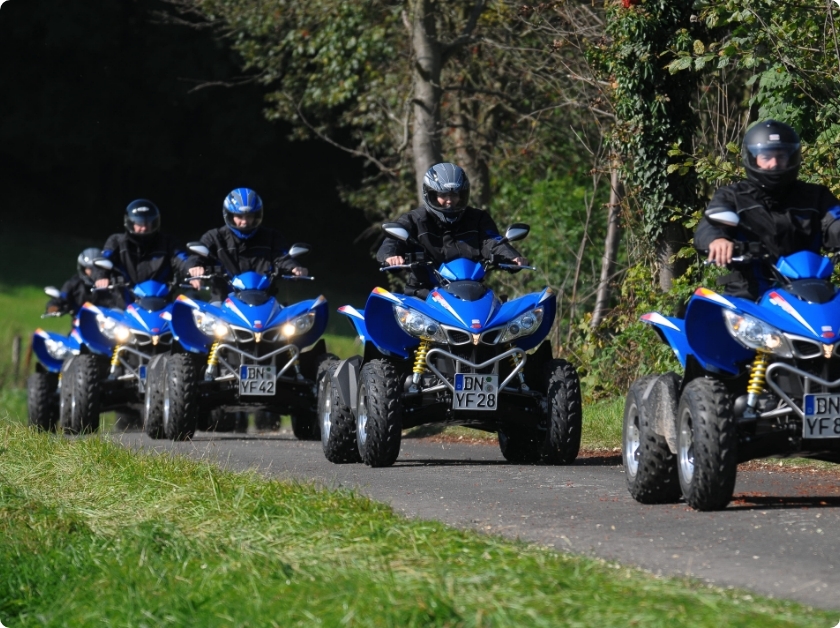 Gruppe beim Quad fahren