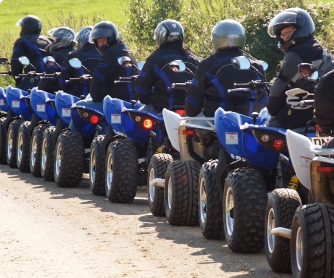 Gruppe auf Quads von hinten