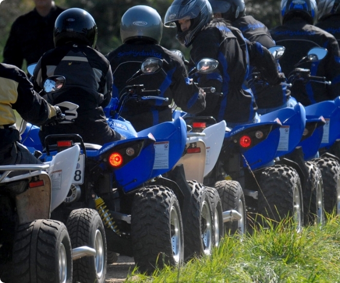 Gruppe auf Quads von hinten